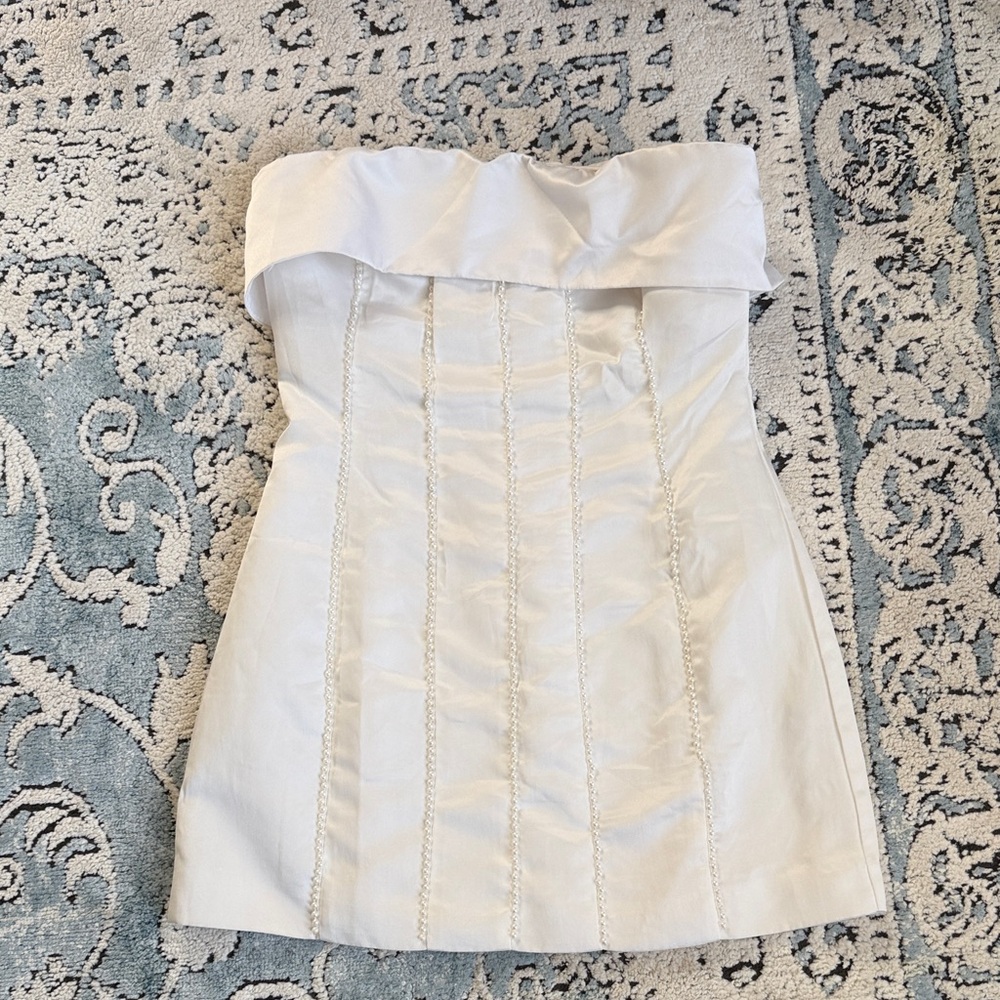 Pepper mayo Elegant White Strapless Dress with pearls